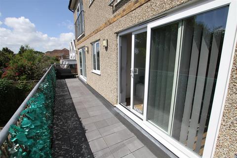2 bedroom flat to rent, Glendale Gardens, Leigh On Sea, Essex