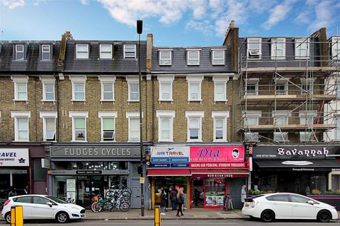 Studio to rent, Uxbridge Road, W12