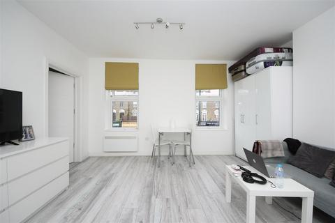 Studio to rent, Uxbridge Road, W12