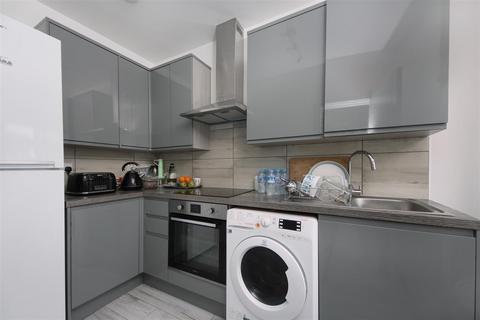 Studio to rent, Uxbridge Road, W12