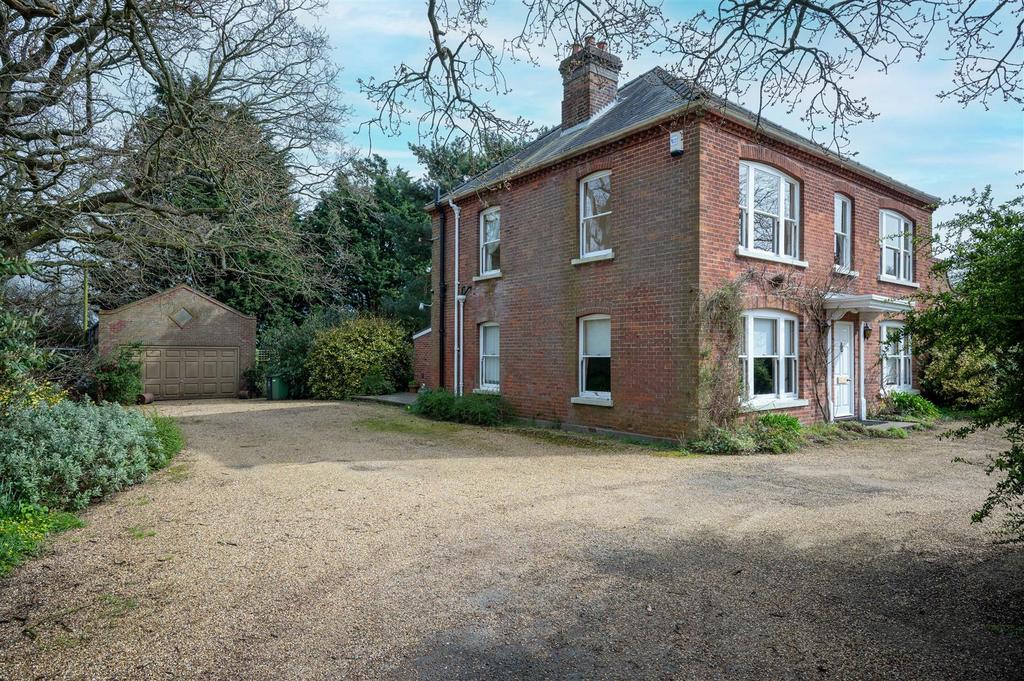 Side of property and garage.jpg