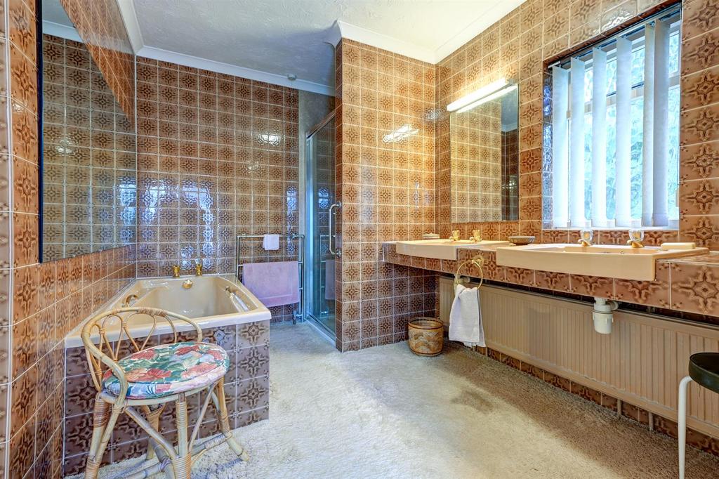 En-suite Bathroom.jpg