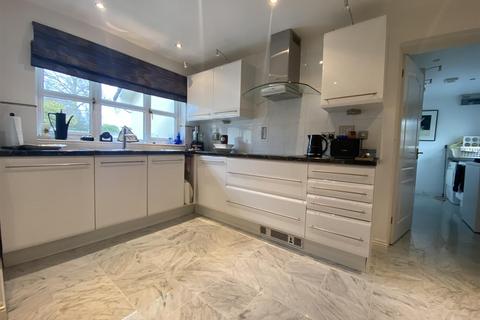 2 Oaklands Close, Chulmleigh, EX18 7AU