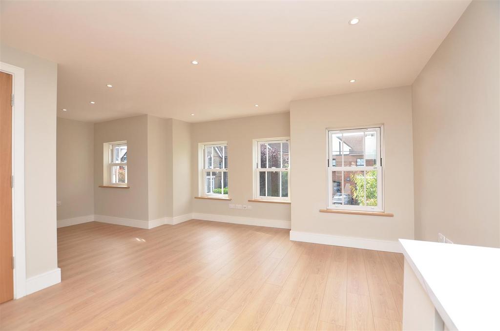 Claremont Road, Teddington 2 bed apartment to rent £2,300 pcm (£531 pw)