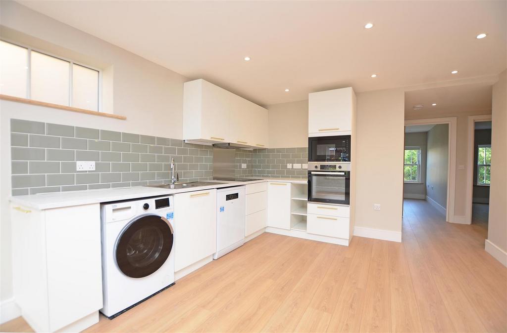 Claremont Road, Teddington 2 bed apartment to rent £2,300 pcm (£531 pw)