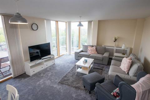 3 bedroom apartment to rent, Topaz House, Central Milton Keynes