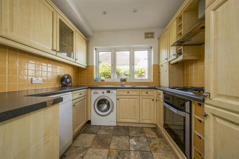 3 bedroom bungalow for sale, Glasbrook Avenue, Twickenham