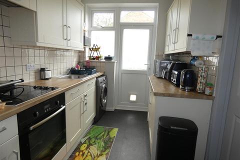 3 bedroom end of terrace house to rent, Hetherington Close, Slough