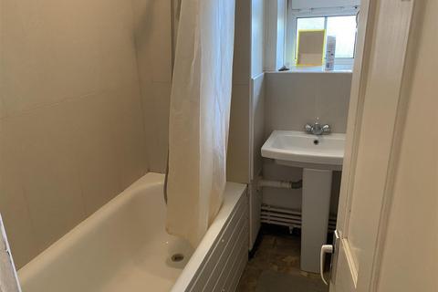 1 bedroom in a house share to rent, Bramwell House Harper Road, London