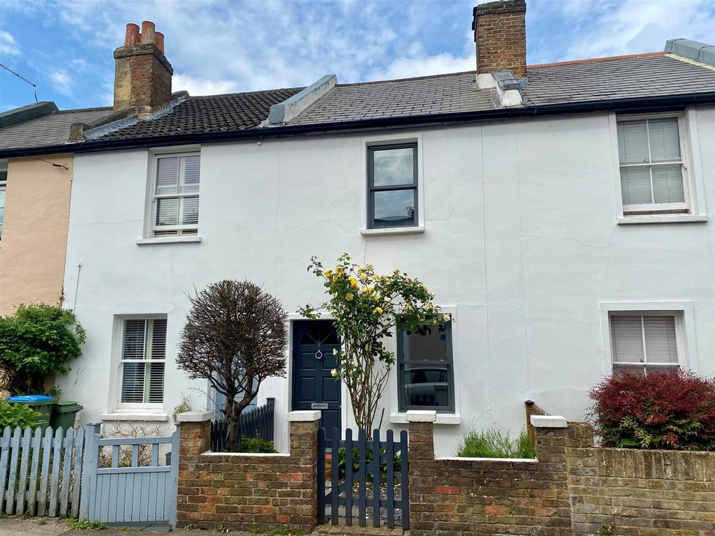Bell Road, East Molesey 2 bed house £2,000 pcm (£462 pw)