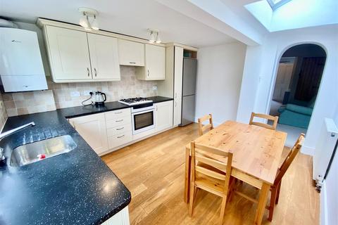 2 bedroom house to rent, Bell Road, East Molesey