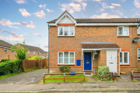 3 bedroom end of terrace house to rent, Bryony Close, Loughton