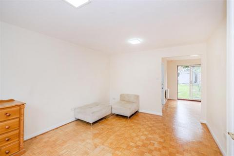 3 bedroom end of terrace house to rent, Bryony Close, Loughton