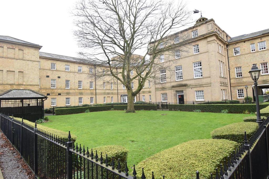 Parklands Manor, Wakefield WF1 2 bed flat £825 pcm (£190 pw)