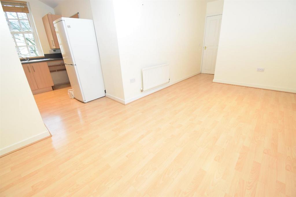 Parklands Manor, Wakefield WF1 2 bed flat £825 pcm (£190 pw)