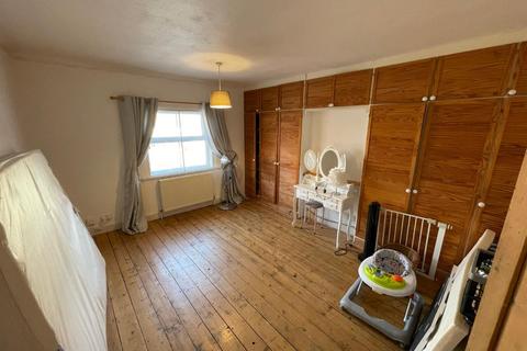 3 bedroom maisonette to rent, Broad Street, Earls Barton, Northamptonshire NN6