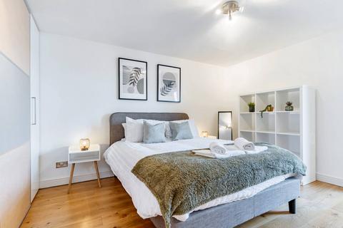 3 bedroom flat to rent, Glaisher Street, London SE8