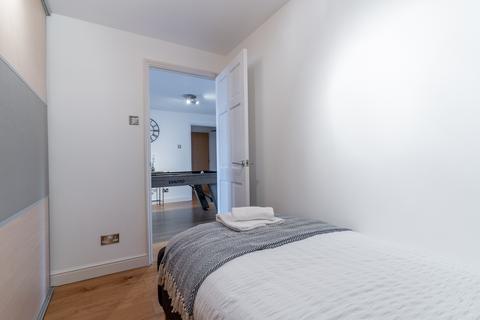 3 bedroom flat to rent, Glaisher Street, London SE8