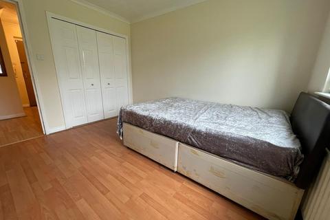 2 bedroom apartment to rent, Siddeley Drive, Hounslow TW4