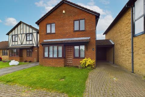 4 bedroom detached house to rent, Clayfields, Penn, High Wycombe, Buckinghamshire, HP10 8AT