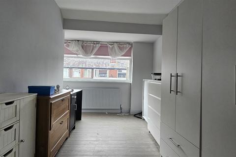 3 bedroom house to rent, Park View Avenue, Leeds