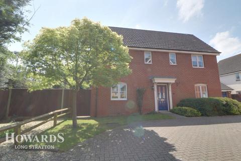 4 bedroom detached house for sale, Red Robin Close, Long Stratton