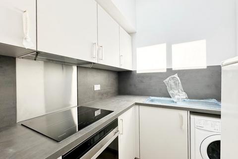 2 bedroom flat to rent, Berkshire Road, Camberley