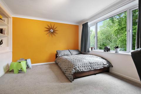 48 Fairfield Road, East Grinstead, RH19 4HB