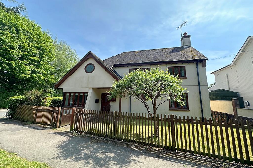 Alderholt 3 bed detached house for sale £500,000