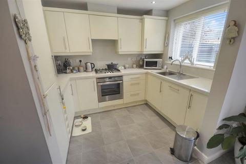3 bedroom semi-detached house to rent, Lingwell Park, Widnes, WA8 9YP