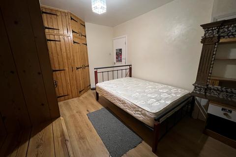 1 bedroom in a house share to rent, Pymmes Green Road N11