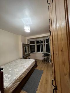 1 bedroom in a house share to rent, Pymmes Green Road N11