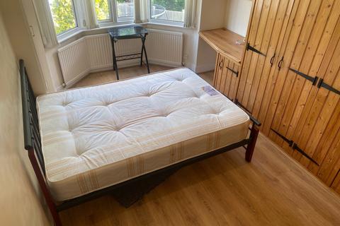 Studio to rent, Pymmes Green Road N11