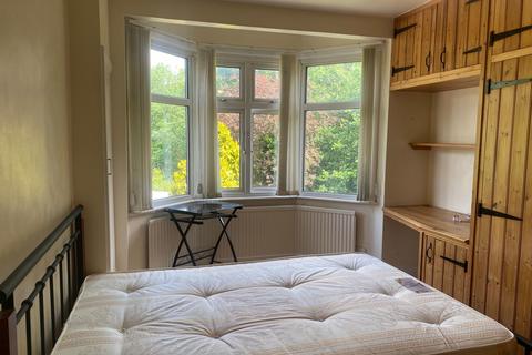 Studio to rent, Pymmes Green Road N11