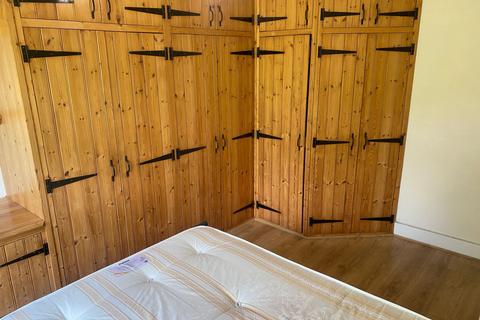 Studio to rent, Pymmes Green Road N11