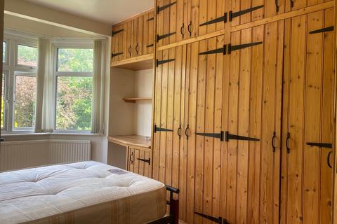 Studio to rent, Pymmes Green Road N11