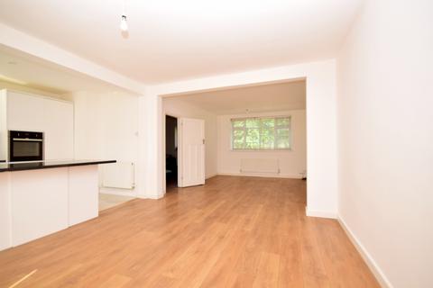 3 bedroom semi-detached house to rent, Bridle Road Croydon CR0