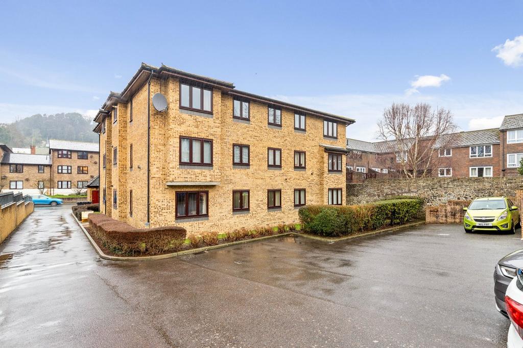 Folkestone Road, Dover, Dover, CT17 1 bed flat to rent £800 pcm (£185 pw)