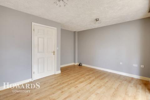 3 bedroom semi-detached house for sale, Willowbrook Close, Lowestoft