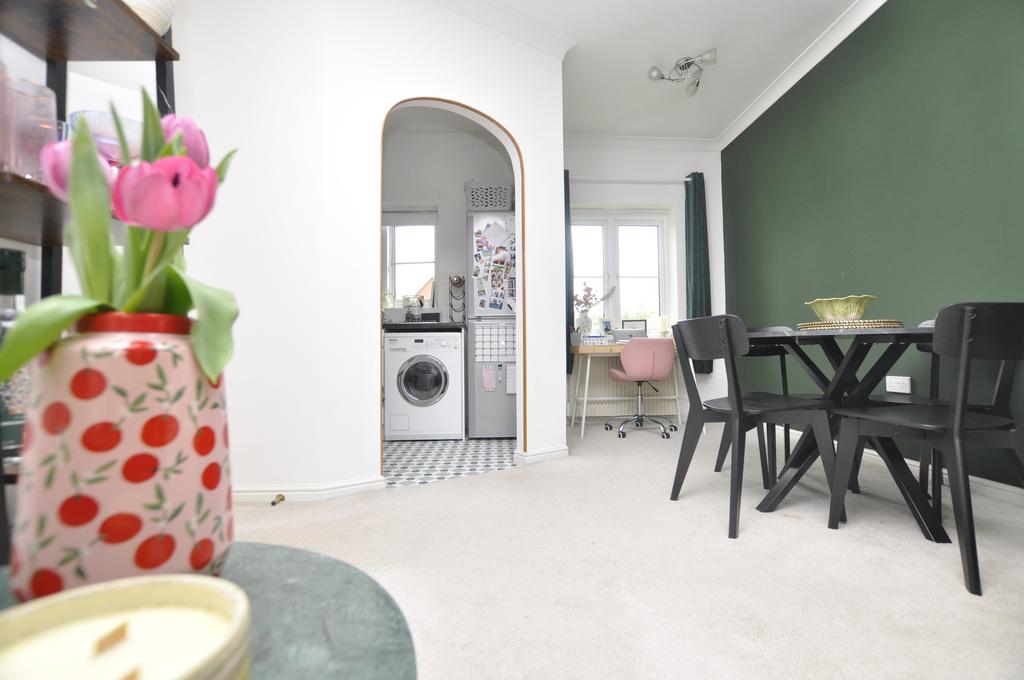 Harberd Tye, Great Baddow 2 bed flat to rent £1,195 pcm (£276 pw)