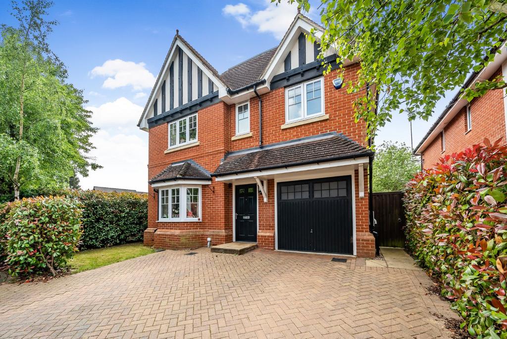 Lambourne Close, Burnham, SL1 6 bed detached house for sale £1,050,000