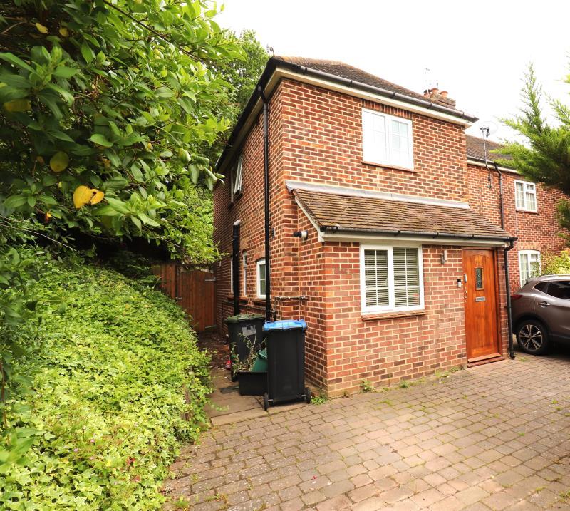Rowtown, Addlestone, Surrey, KT15 1EY 3 bed semidetached house £