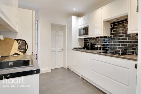 2 bedroom flat for sale, Tintern Avenue, Westcliff-On-Sea