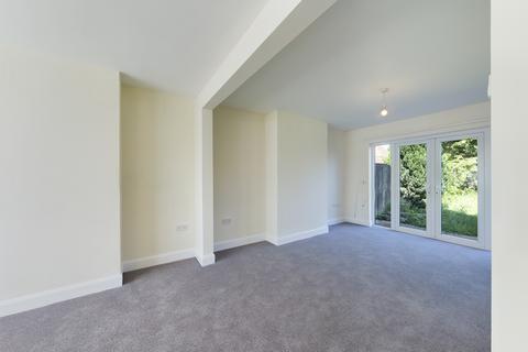 3 bedroom terraced house to rent, Hillcroft Crescent, Ruislip, HA4