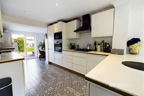3 bedroom end of terrace house for sale, Maltby Road, Chessington, Surrey. KT9