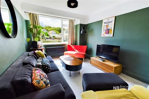 25 Maltby Road, Chessington, KT9 2BX