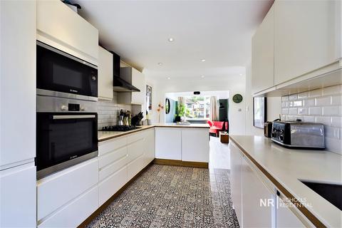 25 Maltby Road, Chessington, KT9 2BX