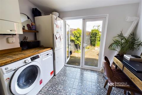 25 Maltby Road, Chessington, KT9 2BX