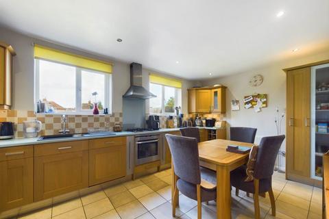 2 bedroom semi-detached house for sale, Cromwell Avenue, Aylesbury HP19