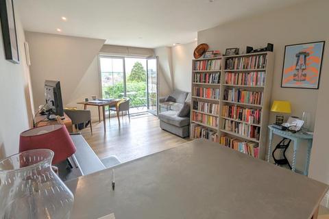 2 bedroom apartment to rent, Britannia Wharf, Woking GU21